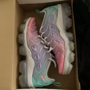 Women’s size 8 vapor max